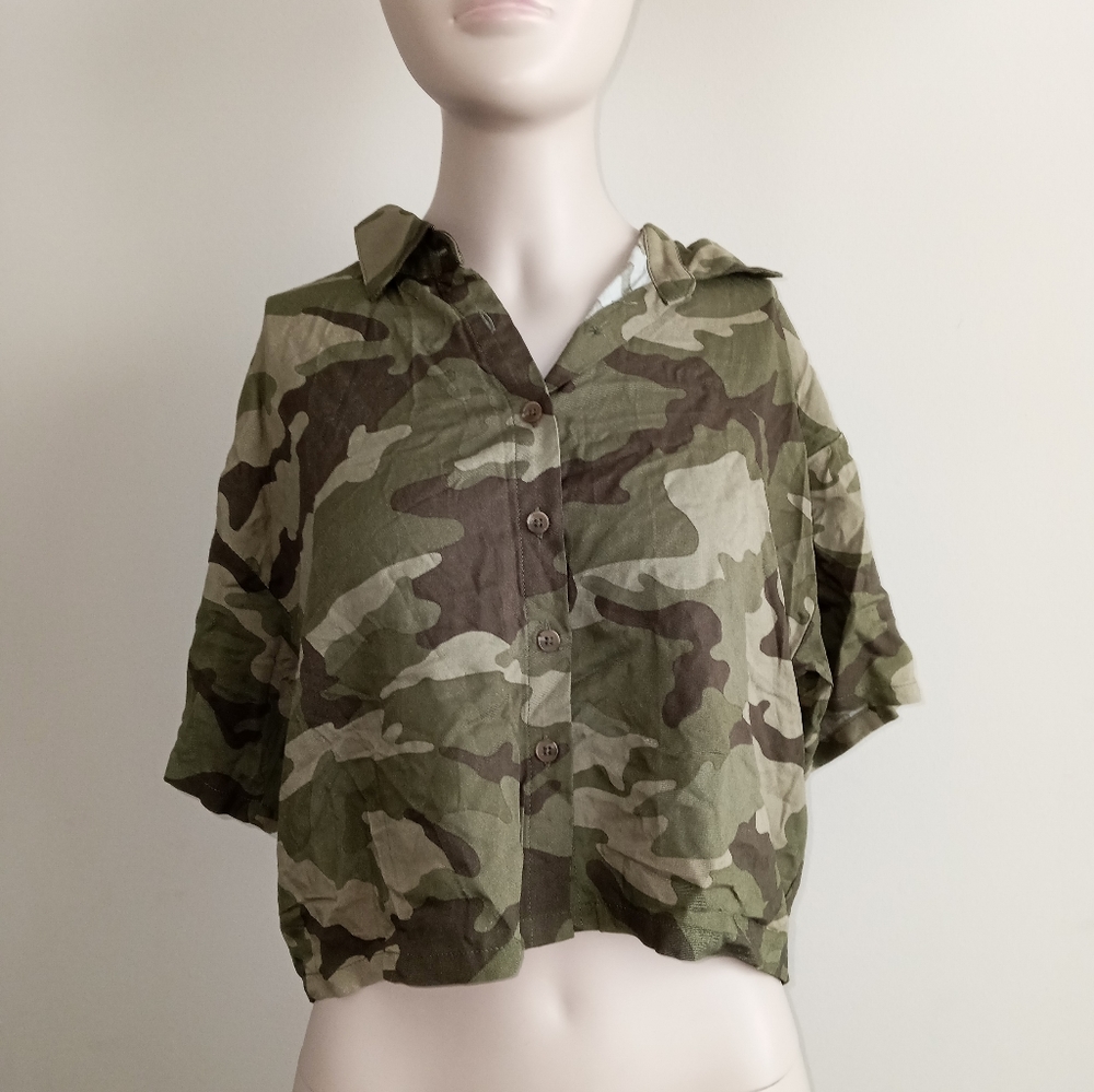 Forever 21 camouflage button down crop top size small